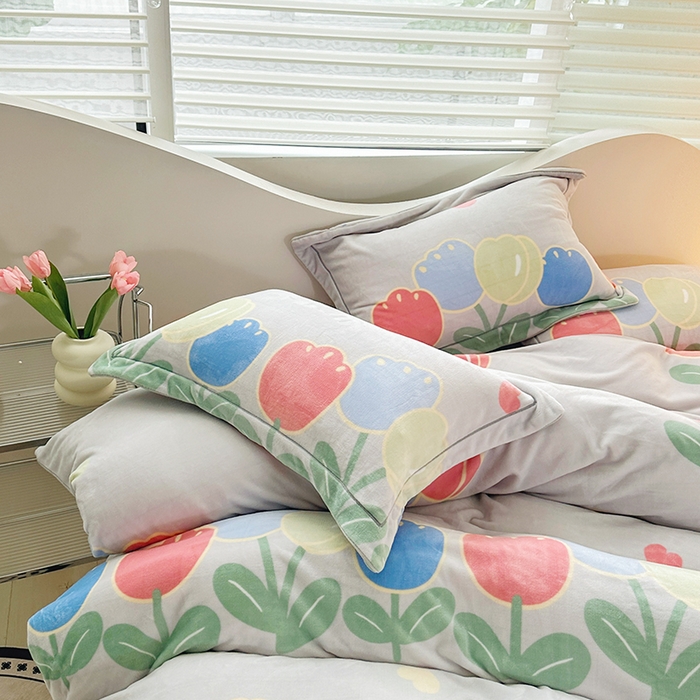 91家纺网 家纺一手货源 找家纺 尚品凤凰2025新款高克重印花牛奶绒四件套-工艺款心恋时刻-白