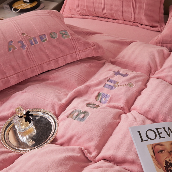 91家纺网 家纺一手货源 找家纺 新款牛奶绒绣花款四件套系列 清仓价！ 浅粉