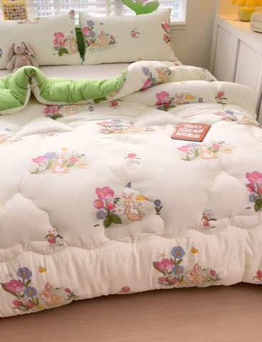 91家纺网 家纺一手货源 找家纺 寐居 2023新款A类水洗棉印花冬被 花园兔兔