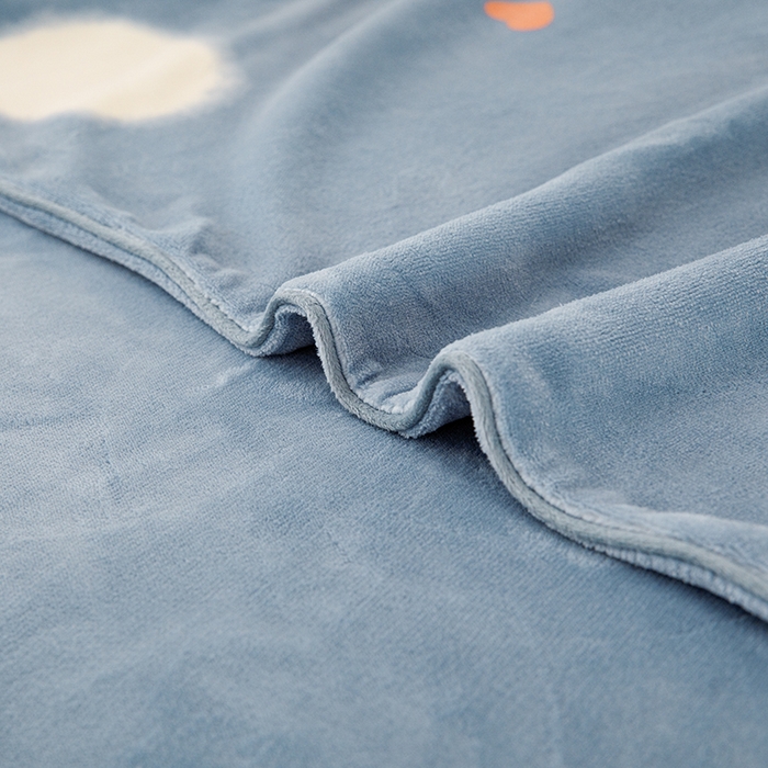 91家纺网 家纺一手货源 找家纺 尚品凤凰2025新款高克重印花牛奶绒四件套-工艺款一叶知秋-蓝灰