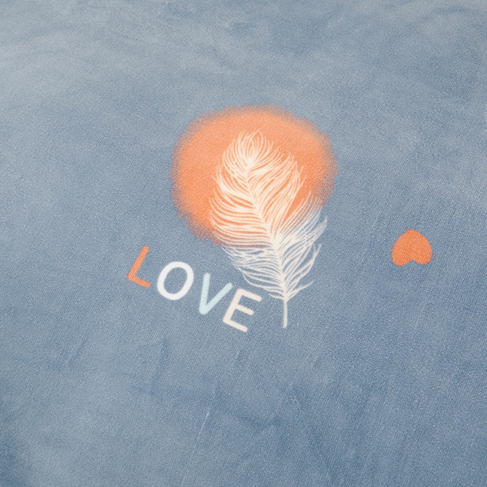 91家纺网 家纺一手货源 找家纺 尚品凤凰2025新款高克重印花牛奶绒四件套-工艺款一叶知秋-蓝灰