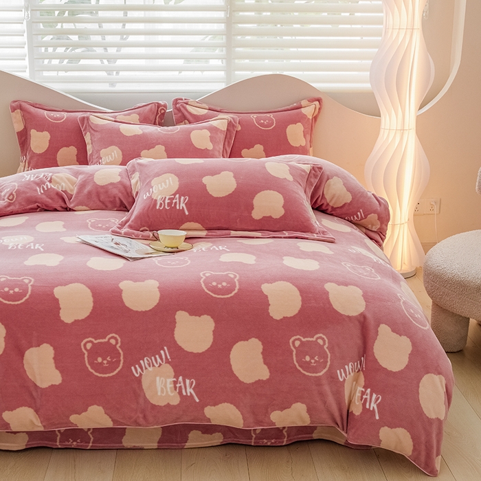 91家纺网 家纺一手货源 找家纺 尚品凤凰2025新款高克重印花牛奶绒四件套-工艺款梦幻笨笨熊