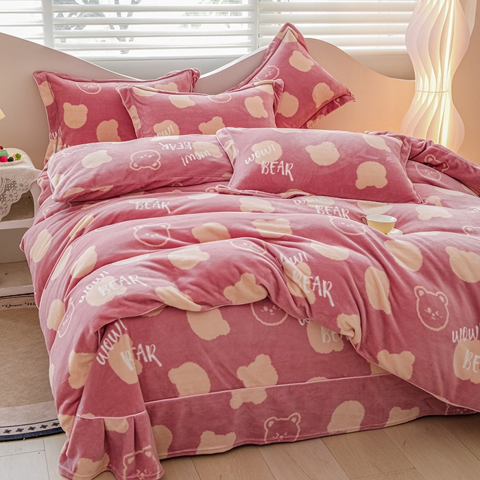 91家纺网 家纺一手货源 找家纺 尚品凤凰2025新款高克重印花牛奶绒四件套-工艺款梦幻笨笨熊