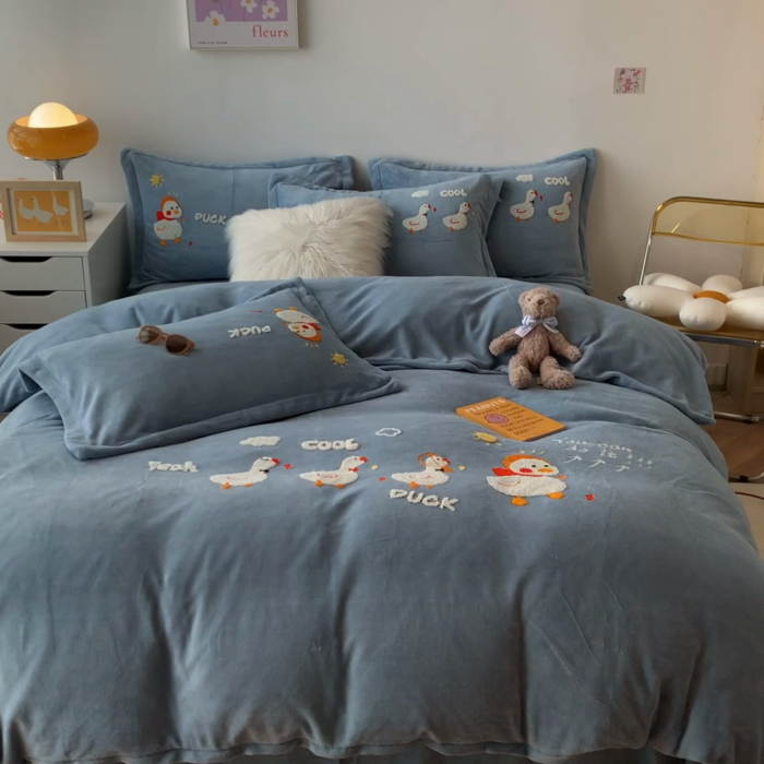 91家纺网 家纺一手货源 找家纺 （总）蜜柚 2024新款直播牛奶绒四件套卡通毛巾绣宝宝法莱绒