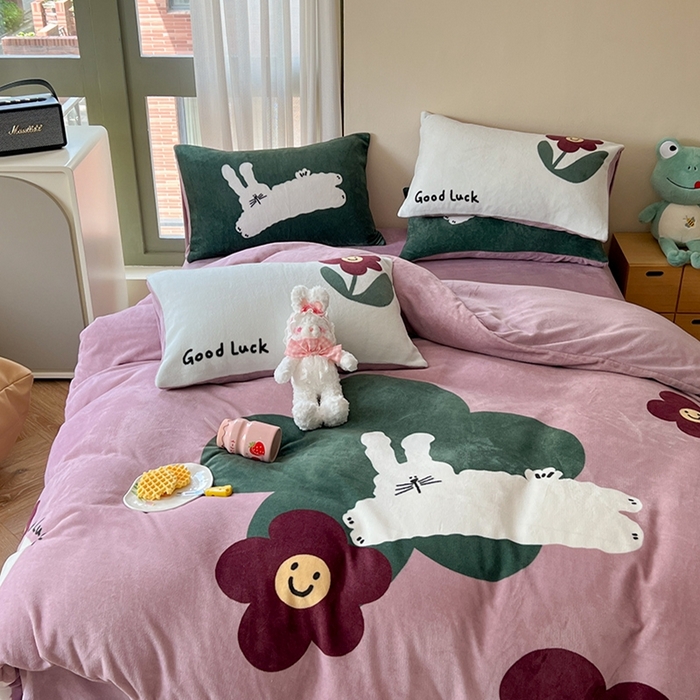 91家纺网 家纺一手货源 找家纺 萝莉家纺 2023新款设计师款牛奶绒大版数码印花系列四件套 花朵兔