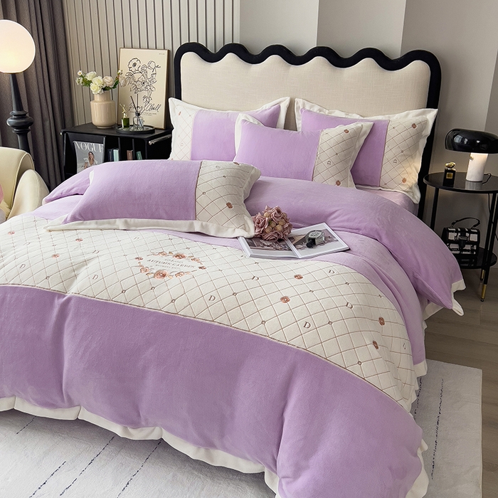 91家纺网 家纺一手货源 找家纺 绒世界 2024秋冬高端刺绣菲曼牛奶绒四件套 菲曼-丁香紫