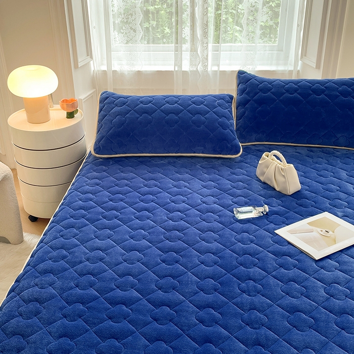 91家纺网 家纺一手货源 找家纺 梦舒羽 牛奶绒夹棉床裙床罩床单床盖床护垫套三件套 深海蓝