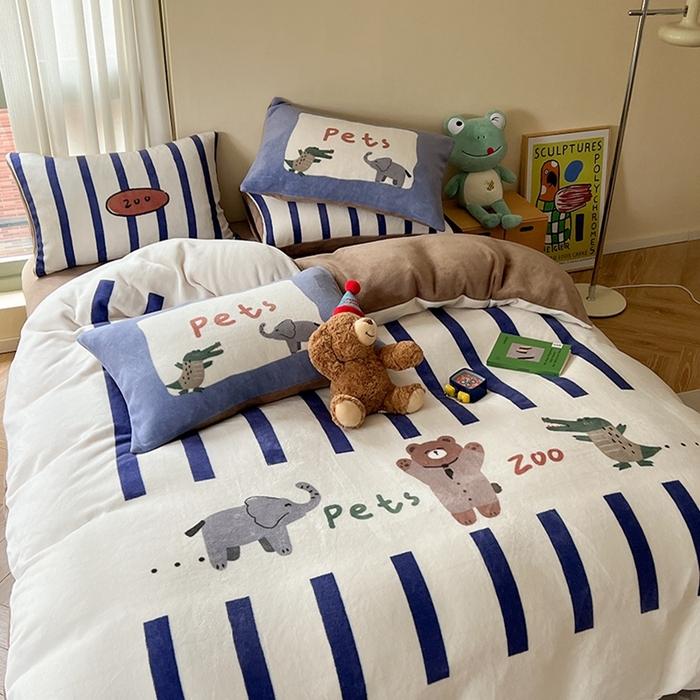 91家纺网 家纺一手货源 找家纺 萝莉家纺 2023新款设计师款牛奶绒大版数码印花系列四件套 动物园