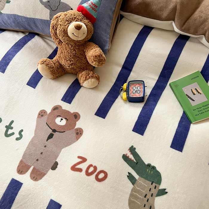 91家纺网 家纺一手货源 找家纺 萝莉家纺 2023新款设计师款牛奶绒大版数码印花系列四件套 动物园