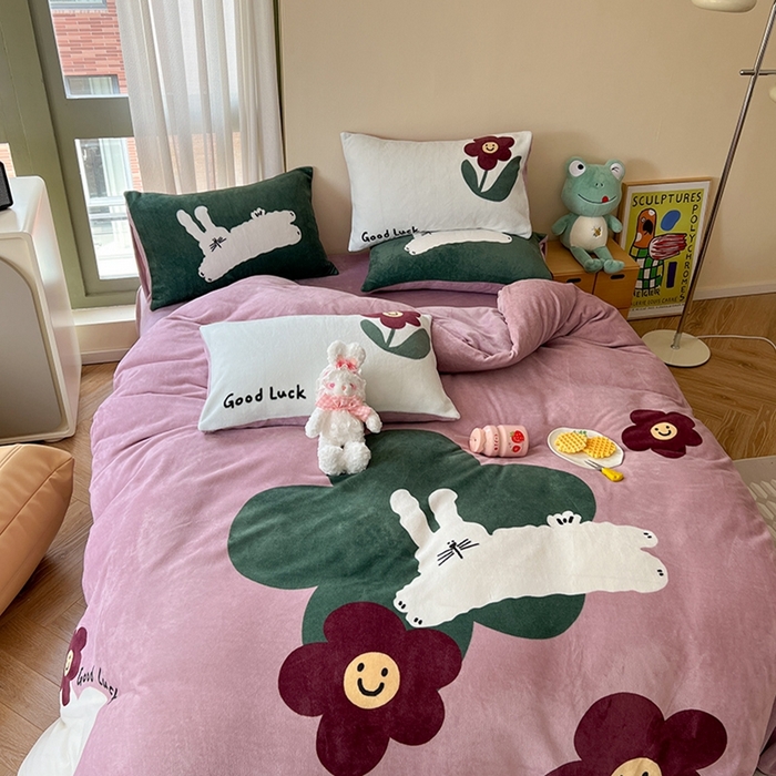 91家纺网 家纺一手货源 找家纺 萝莉家纺 2023新款设计师款牛奶绒大版数码印花系列四件套 花朵兔