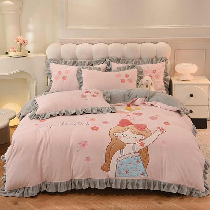 91家纺网 家纺一手货源 找家纺 绒世界 2024新款高档贴布绣甜心公主牛奶绒四件套 甜心公主-粉灰