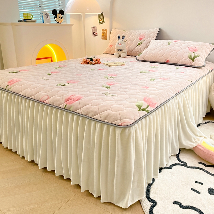 91家纺网 家纺一手货源 找家纺 梦舒羽 牛奶绒夹棉床裙床罩床单床盖床护垫套三件套 郁金香