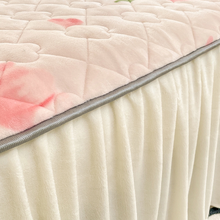 91家纺网 家纺一手货源 找家纺 梦舒羽 牛奶绒夹棉床裙床罩床单床盖床护垫套三件套 郁金香