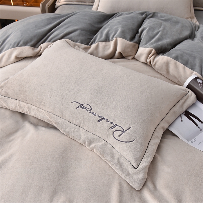 91家纺网 家纺一手货源 找家纺 笙意家纺 2025新款牛奶绒刺绣四件套-爱丁堡系列 爱丁堡-山灰＋中灰