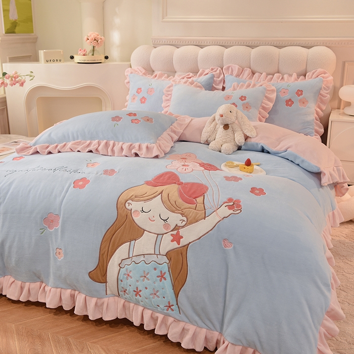 91家纺网 家纺一手货源 找家纺 绒世界 2024新款高档贴布绣甜心公主牛奶绒四件套 甜心公主-蓝粉
