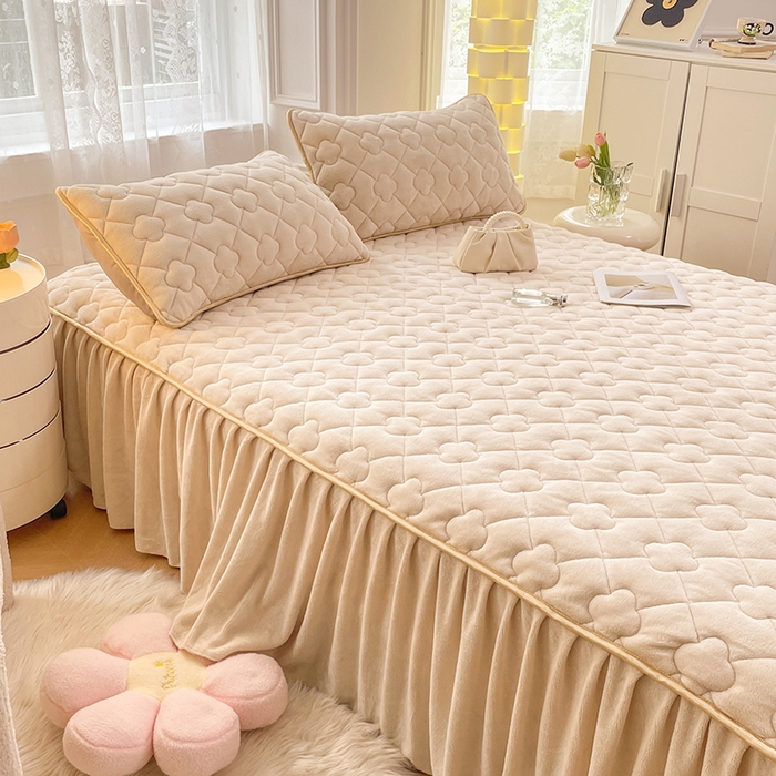 91家纺网 家纺一手货源 找家纺 梦舒羽 牛奶绒夹棉床裙床罩床单床盖床护垫套三件套 米黄