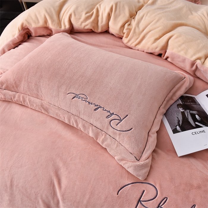 91家纺网 家纺一手货源 找家纺 笙意家纺 2025新款牛奶绒刺绣四件套-爱丁堡系列 爱丁堡-可可粉+香槟