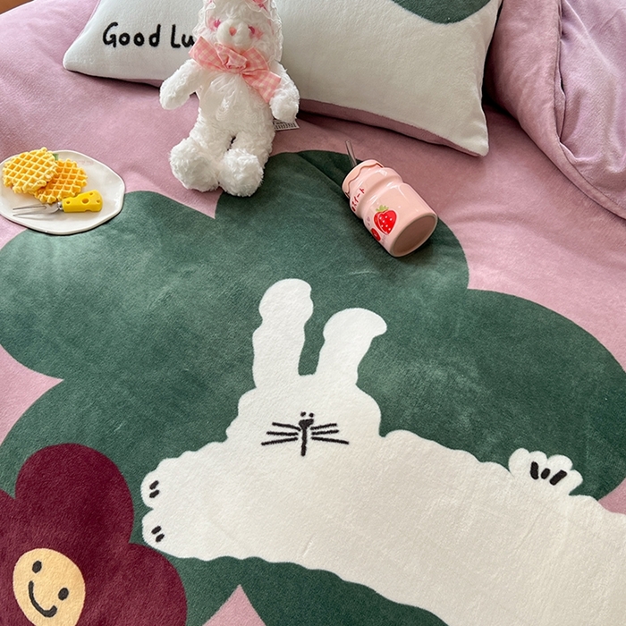 91家纺网 家纺一手货源 找家纺 萝莉家纺 2023新款设计师款牛奶绒大版数码印花系列四件套 花朵兔