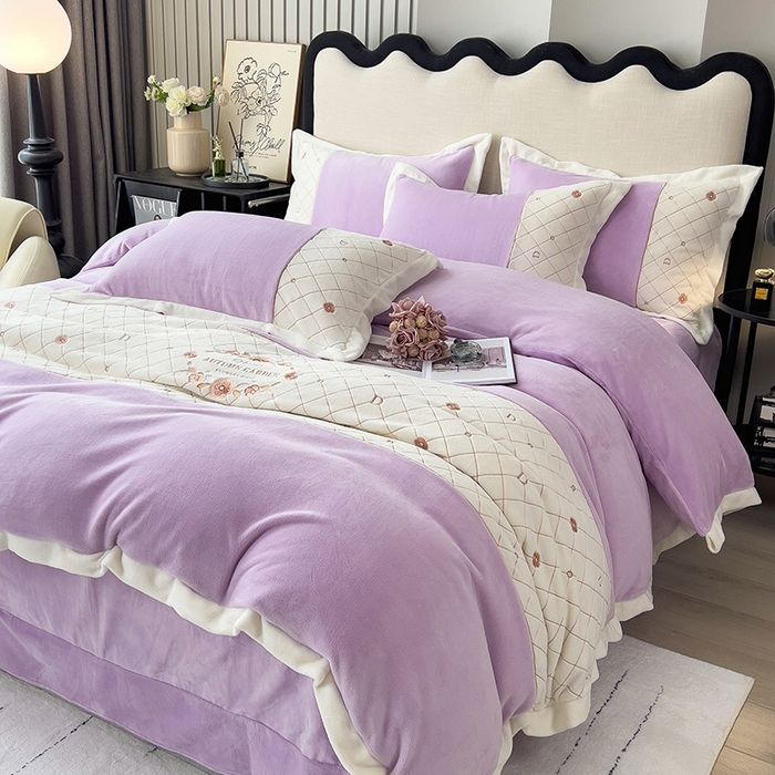 91家纺网 家纺一手货源 找家纺 绒世界 2024秋冬高端刺绣菲曼牛奶绒四件套 菲曼-丁香紫