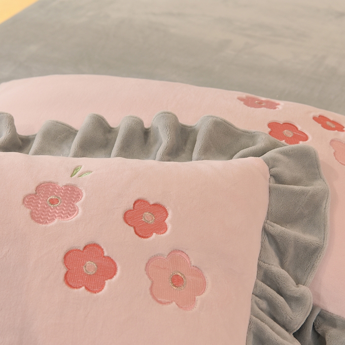 91家纺网 家纺一手货源 找家纺 绒世界 2024新款高档贴布绣甜心公主牛奶绒四件套 甜心公主-粉灰