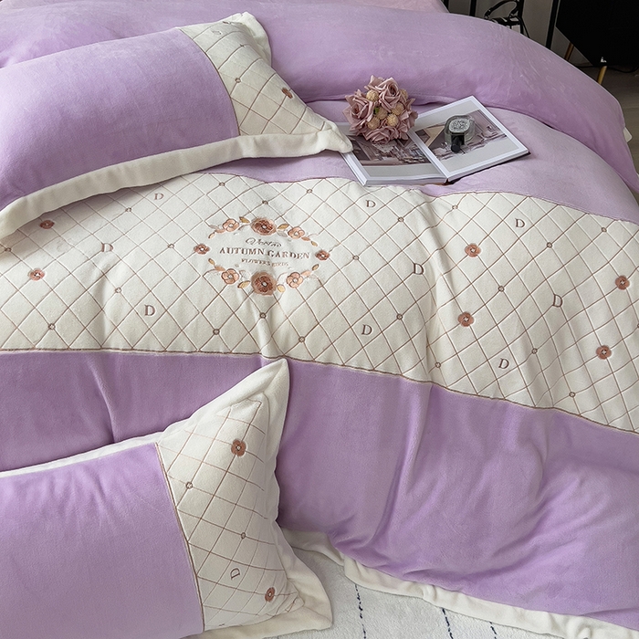 91家纺网 家纺一手货源 找家纺 绒世界 2024秋冬高端刺绣菲曼牛奶绒四件套 菲曼-丁香紫