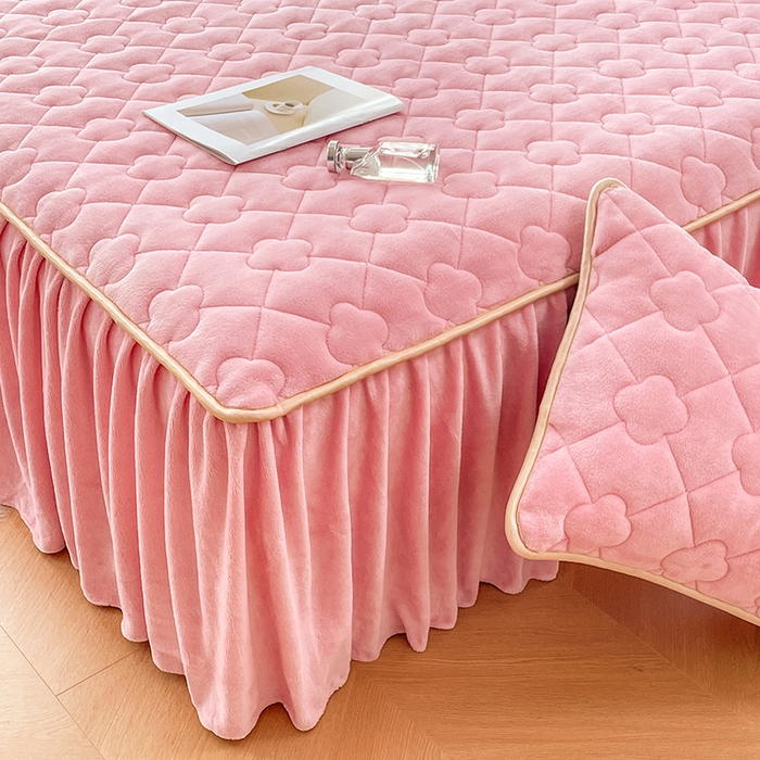 91家纺网 家纺一手货源 找家纺 梦舒羽 牛奶绒夹棉床裙床罩床单床盖床护垫套三件套 樱花粉