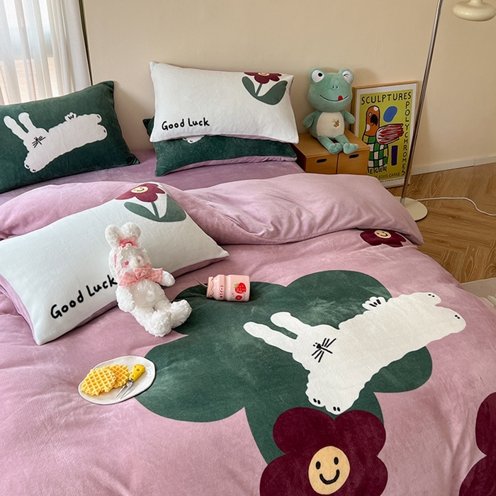 91家纺网 家纺一手货源 找家纺 萝莉家纺 2023新款设计师款牛奶绒大版数码印花系列四件套 花朵兔