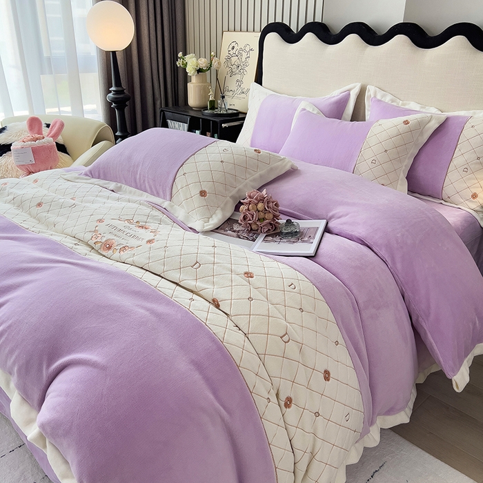 91家纺网 家纺一手货源 找家纺 绒世界 2024秋冬高端刺绣菲曼牛奶绒四件套 菲曼-丁香紫