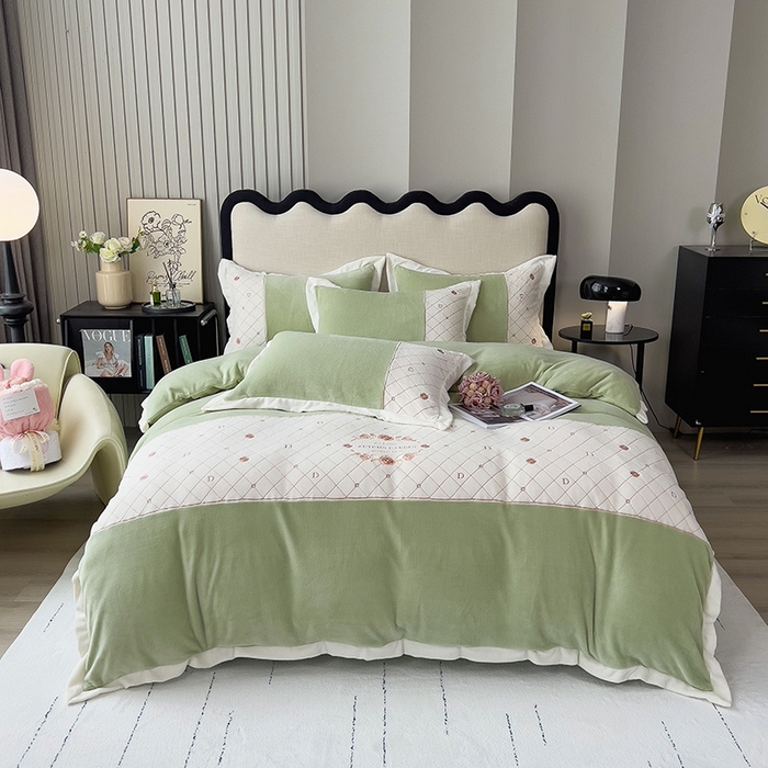 91家纺网 家纺一手货源 找家纺 绒世界 2024秋冬高端刺绣菲曼牛奶绒四件套 菲曼-牛油果绿