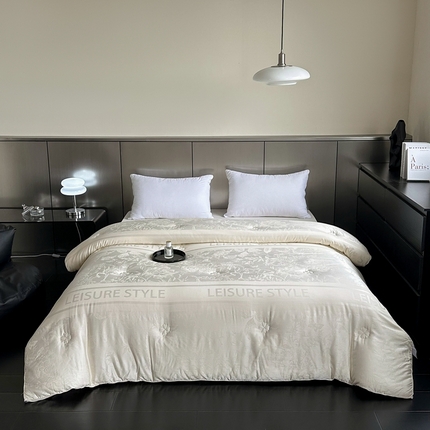 91家纺网 家纺一手货源 找家纺 八方汇 2023新款3D轻奢提花大豆被春秋被冬被漫步系列 珍珠白