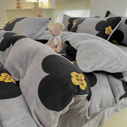 91家纺网 家纺一手货源 找家纺 （总）帅露 2023款200g高克重亲肤吊边款印花牛奶绒四件套