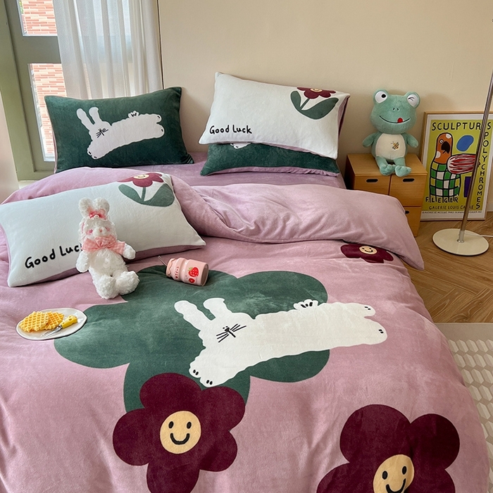 91家纺网 家纺一手货源 找家纺 萝莉家纺 2023新款设计师款牛奶绒大版数码印花系列四件套 花朵兔