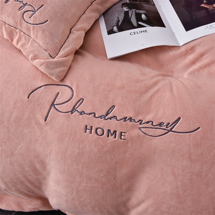 91家纺网 家纺一手货源 找家纺 笙意家纺 2025新款牛奶绒刺绣四件套-爱丁堡系列 爱丁堡-可可粉+香槟