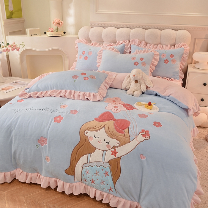 91家纺网 家纺一手货源 找家纺 绒世界 2024新款高档贴布绣甜心公主牛奶绒四件套 甜心公主-蓝粉