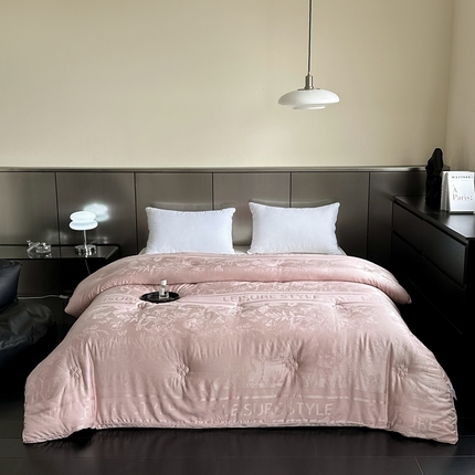 91家纺网 家纺一手货源 找家纺 八方汇 2023新款3D轻奢提花大豆被春秋被冬被漫步系列 美豆沙