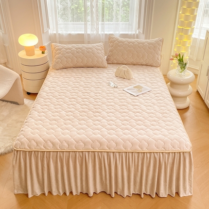 91家纺网 家纺一手货源 找家纺 圣比熊 牛奶绒夹棉床裙床罩床单床盖床护垫套三件套 米黄