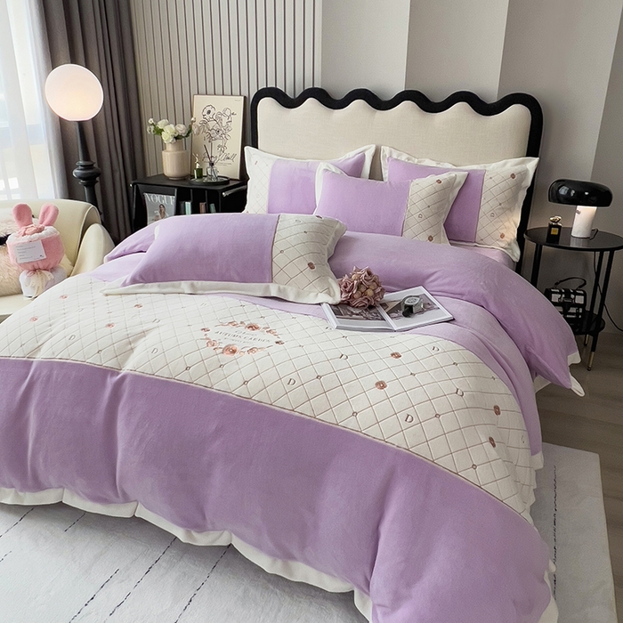 91家纺网 家纺一手货源 找家纺 绒世界 2024秋冬高端刺绣菲曼牛奶绒四件套 菲曼-丁香紫