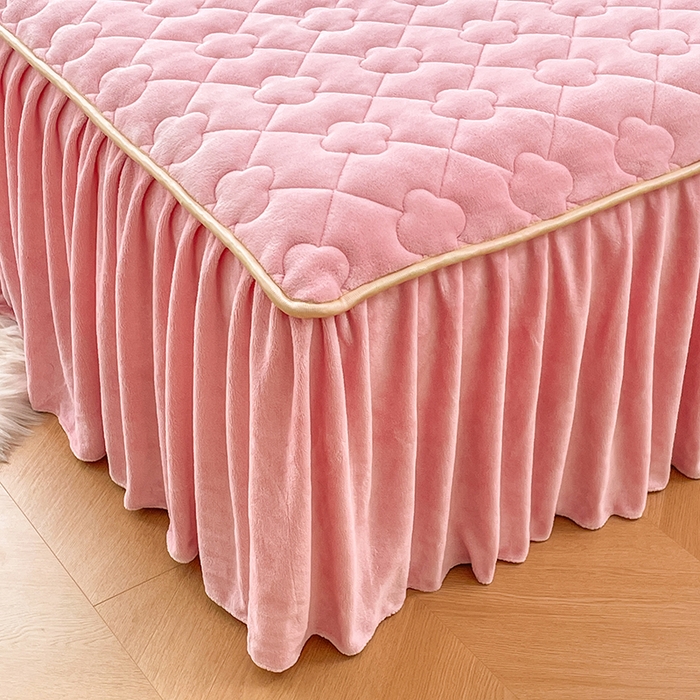 91家纺网 家纺一手货源 找家纺 梦舒羽 牛奶绒夹棉床裙床罩床单床盖床护垫套三件套 樱花粉