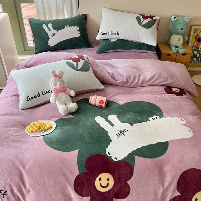 91家纺网 家纺一手货源 找家纺 萝莉家纺 2023新款设计师款牛奶绒大版数码印花系列四件套 花朵兔