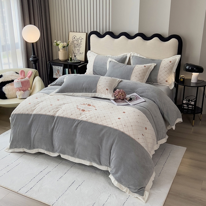 91家纺网 家纺一手货源 找家纺 绒世界 2024秋冬高端刺绣菲曼牛奶绒四件套 菲曼-高级灰