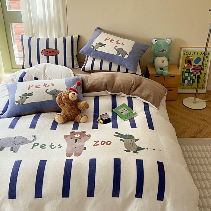 91家纺网 家纺一手货源 找家纺 萝莉家纺 2023新款设计师款牛奶绒大版数码印花系列四件套 动物园