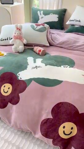 91家纺网 家纺一手货源 找家纺 萝莉家纺 2023新款设计师款牛奶绒大版数码印花系列四件套 花朵兔