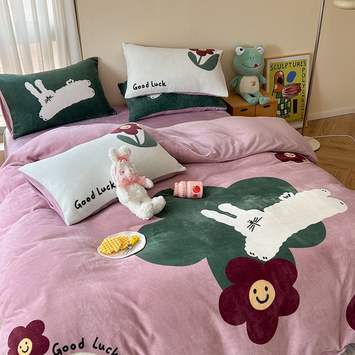 91家纺网 家纺一手货源 找家纺 萝莉家纺 2023新款设计师款牛奶绒大版数码印花系列四件套 花朵兔