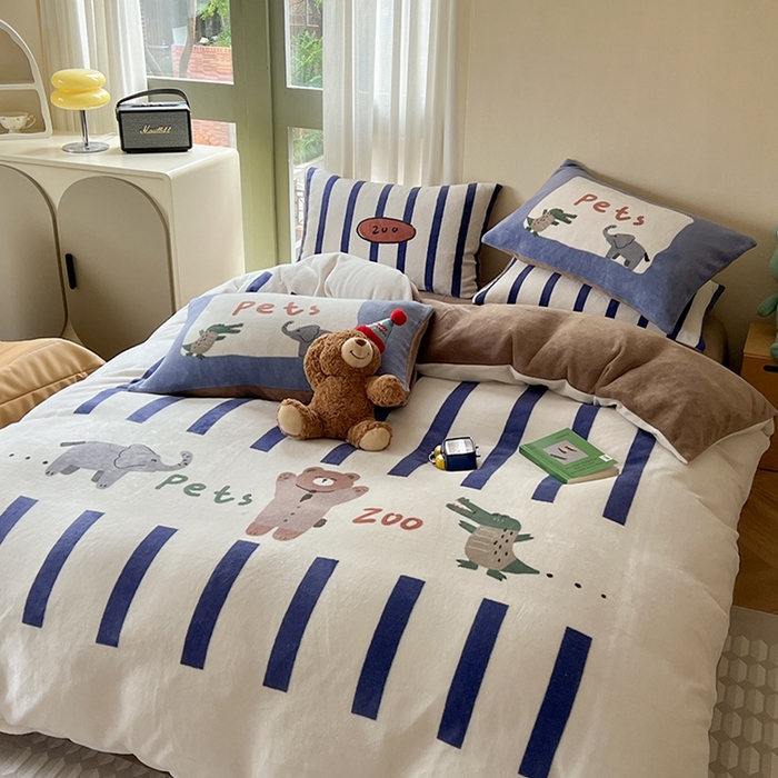 91家纺网 家纺一手货源 找家纺 萝莉家纺 2023新款设计师款牛奶绒大版数码印花系列四件套 动物园