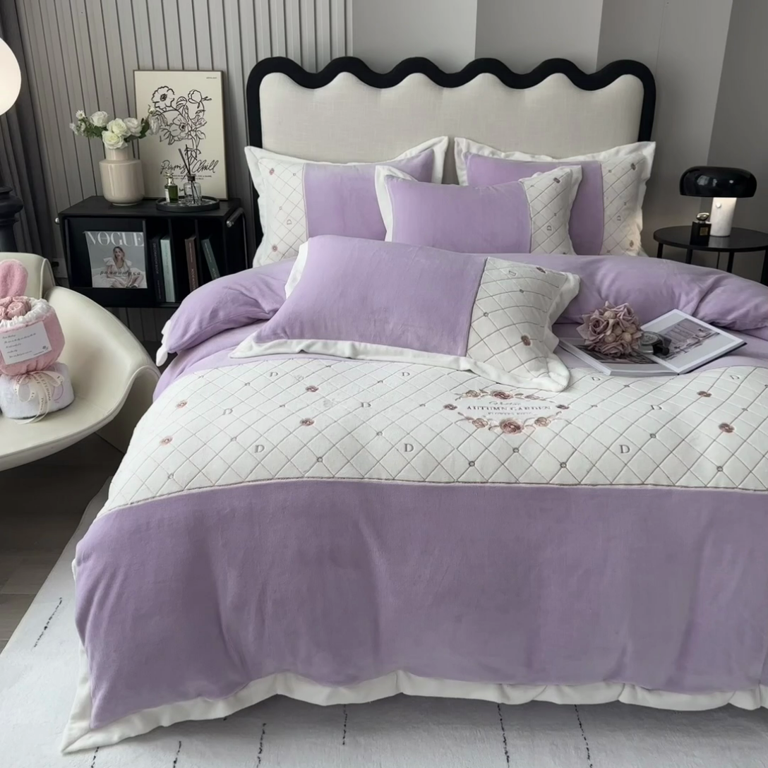 91家纺网 家纺一手货源 找家纺 绒世界 2024秋冬高端刺绣菲曼牛奶绒四件套 菲曼-丁香紫