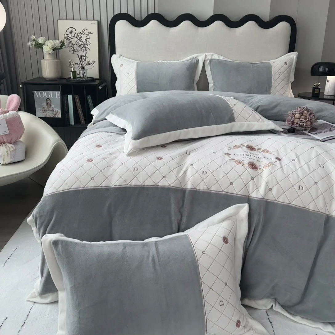 91家纺网 家纺一手货源 找家纺 绒世界 2024秋冬高端刺绣菲曼牛奶绒四件套 菲曼-高级灰