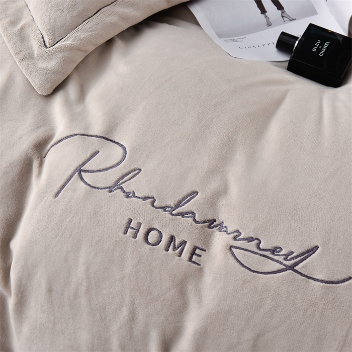 91家纺网 家纺一手货源 找家纺 笙意家纺 2025新款牛奶绒刺绣四件套-爱丁堡系列 爱丁堡-山灰＋中灰