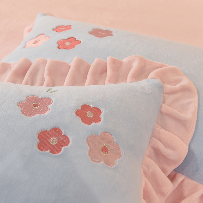 91家纺网 家纺一手货源 找家纺 绒世界 2024新款高档贴布绣甜心公主牛奶绒四件套 甜心公主-蓝粉