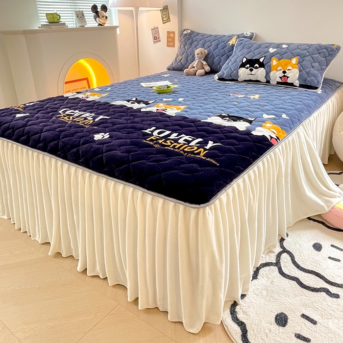 91家纺网 家纺一手货源 找家纺 梦舒羽 牛奶绒夹棉床裙床罩床单床盖床护垫套三件套 可爱狗狗