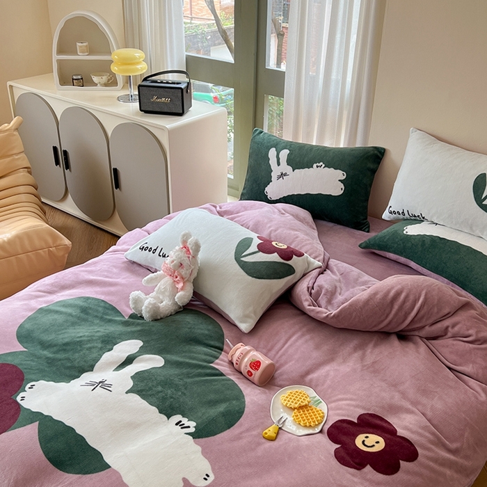 91家纺网 家纺一手货源 找家纺 萝莉家纺 2023新款设计师款牛奶绒大版数码印花系列四件套 花朵兔